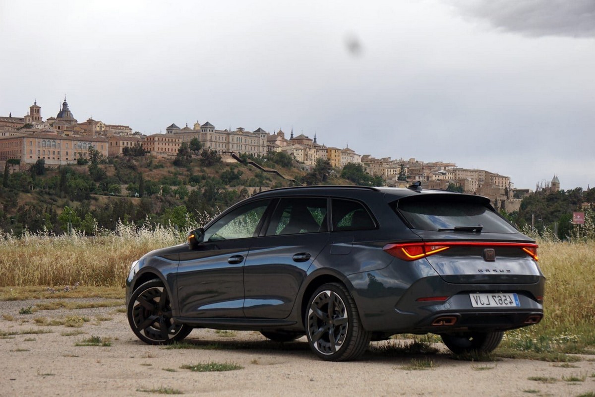 Cambio de doble embrague en el Kia y de variador progresivo en el Toyota, más eficaz el coreano